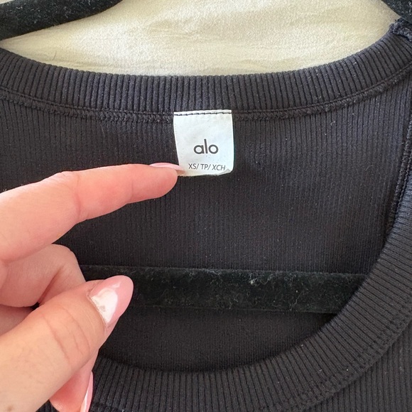 ALO GODDESS RIBBED TANK - Picture 2 of 3